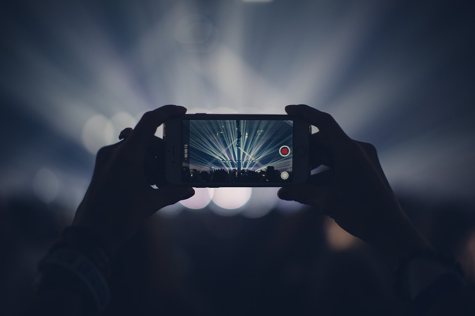 Recording a virtual event video on a smartphone